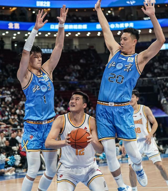 1704965274543051993.jpg 图片3 2023.12.7 CBA联赛常规赛第13轮 北京北汽117-97山西汾酒 曾凡博 翟晓川 新华社 图片1_副本.jpg